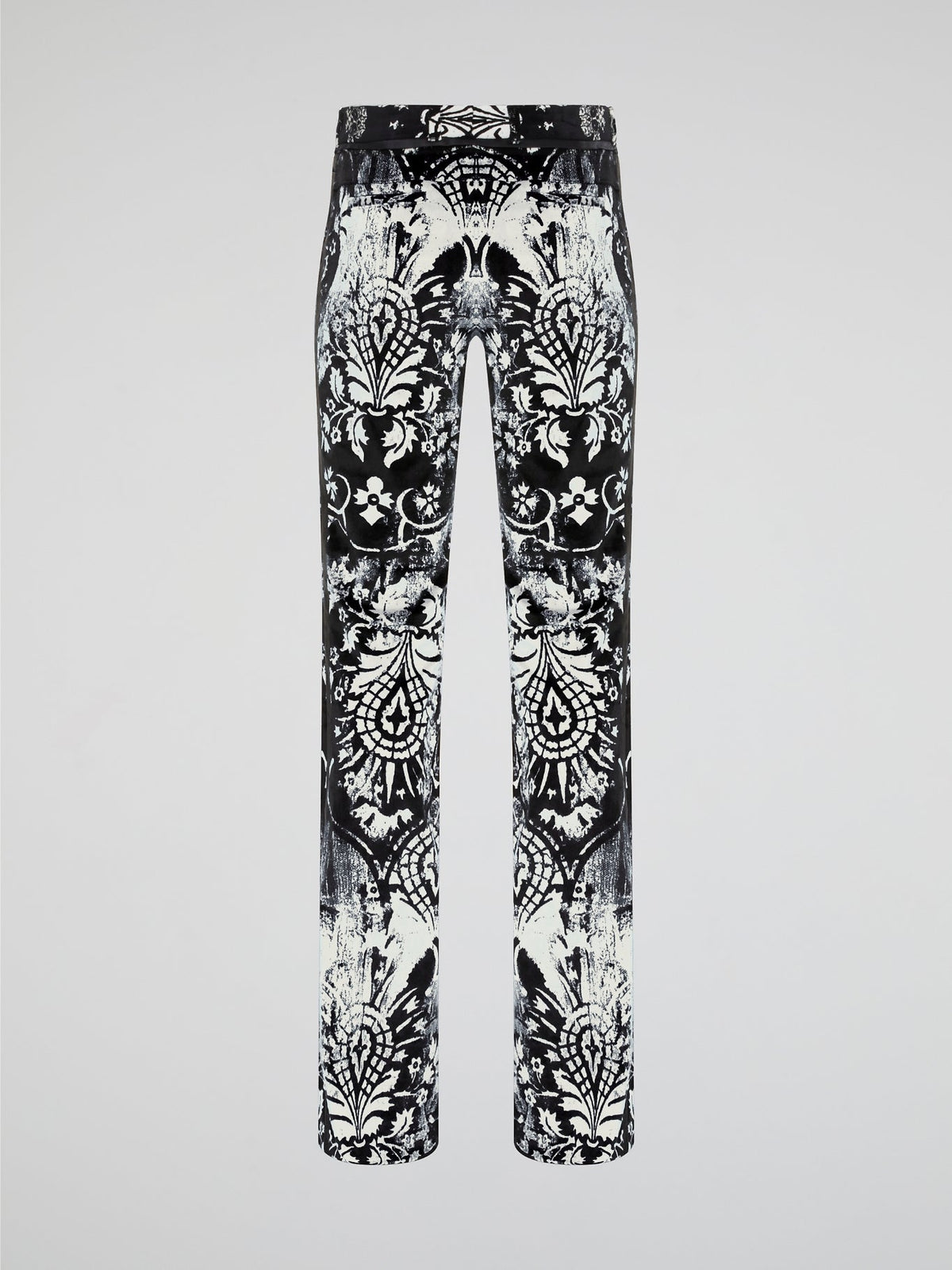 Elevate your wardrobe with our Roberto Cavalli Printed Skinny Trousers, designed to make a bold fashion statement. Crafted from luxurious fabrics and featuring a vibrant print, these trousers are the perfect combination of style and comfort. Whether you're heading to the office or a night out on the town, these trousers will ensure all eyes are on you.