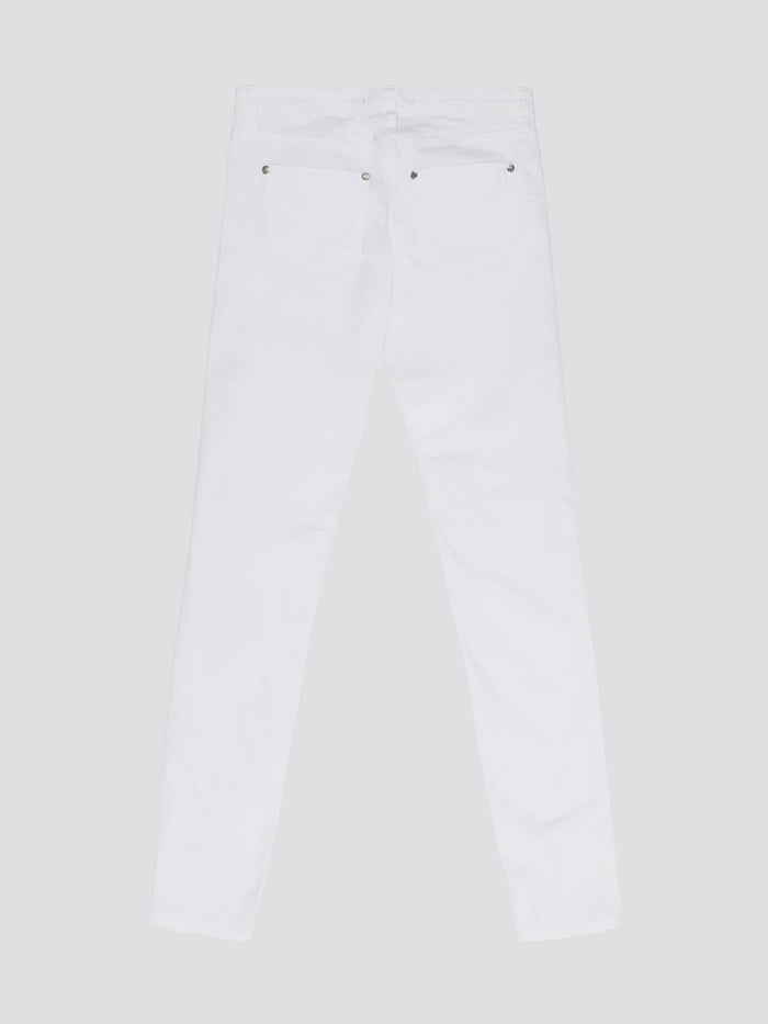 Indulge in timeless elegance and modern sophistication with these White Straight Leg Jeans by Roberto Cavalli. Crafted with precision and attention to detail, these jeans feature a sleek silhouette that effortlessly complements any ensemble. Elevate your everyday wardrobe with a touch of luxury and style with these iconic Roberto Cavalli jeans.