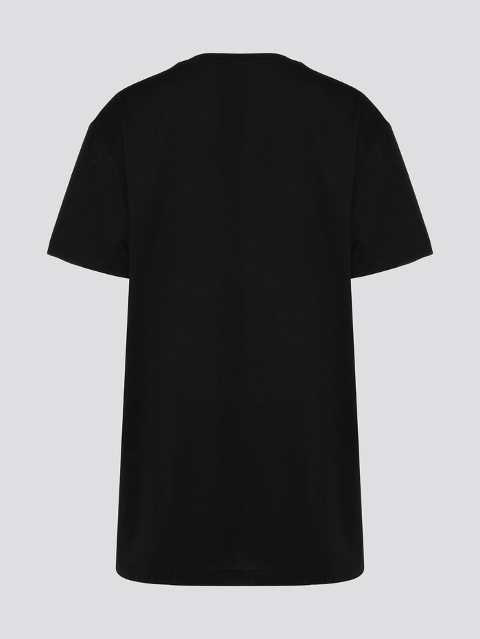 Step up your streetwear game with this Roberto Cavalli Black Logo Print Oversized T-Shirt. Emblazoned with the brand's iconic logo in a bold graphic print, this tee is sure to make a statement wherever you go. The oversized fit adds a touch of urban edge, perfect for pairing with your favorite jeans or joggers for a stylish yet comfortable look.